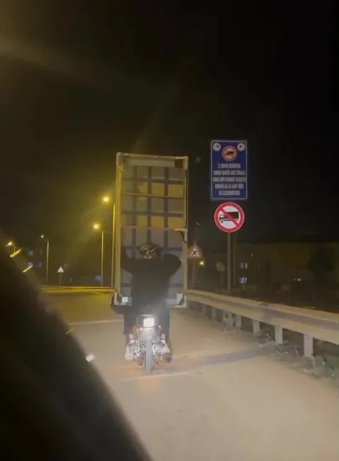 Düzce(İHA) – Karayolunda kanepeyi motosikletle taşıyan iki kafadarın görüntüsü ilgi