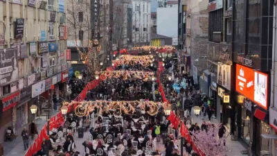 Karabük Belediyesi tarafından Kemal Güneş Caddesi’nde düzenlenen iftar programı, yoğun