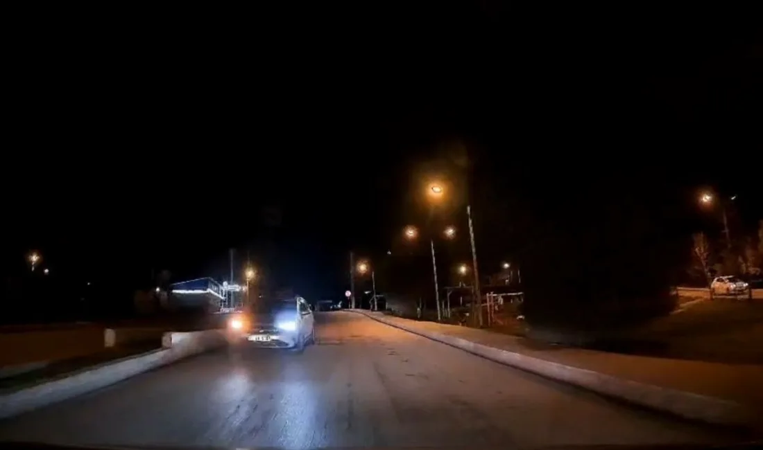 Karabük’te ters yönde ilerleyen bir otomobilin trafiği tehlikeye düşürdüğü anlar