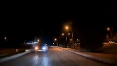 Karabük’te ters yönde ilerleyen bir otomobilin trafiği tehlikeye düşürdüğü anlar