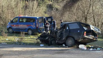 Karabük’te otomobil ile kamyonun çarpışması sonucu meydana gelen trafik kazasında