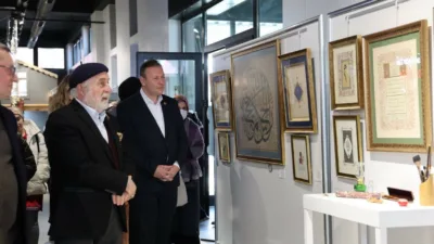 Kartepe Belediyesi tarafından ebru sanatçısı Hikmet Barutçugil’in katılımıyla söyleşi gerçekleştirildi.