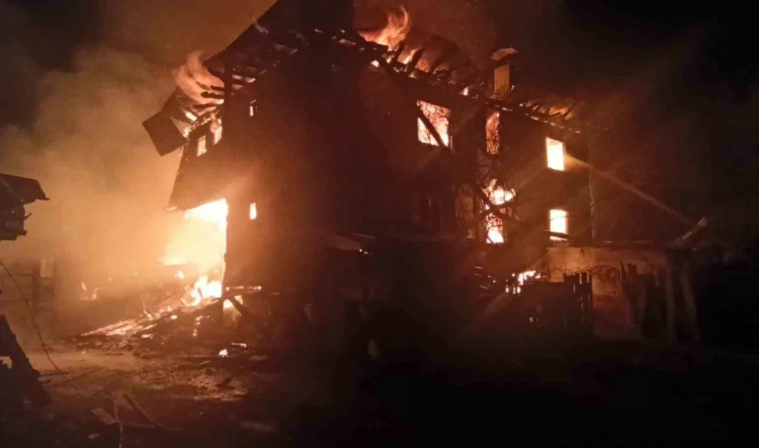 Kastamonu’nun Daday ilçesinde çıkan yangında 2 katlı ev ile ahır,