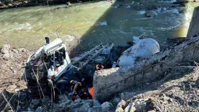 Kastamonu’nun Şenpazar ilçesinde köprüden dere yatağına yuvarlanan beton mikserinin sürücüsü