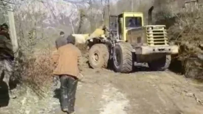 Kastamonu’nun Cide ilçesinde heyelan sebebiyle kapanan yolu ekiplerin çalışmasıyla ulaşıma