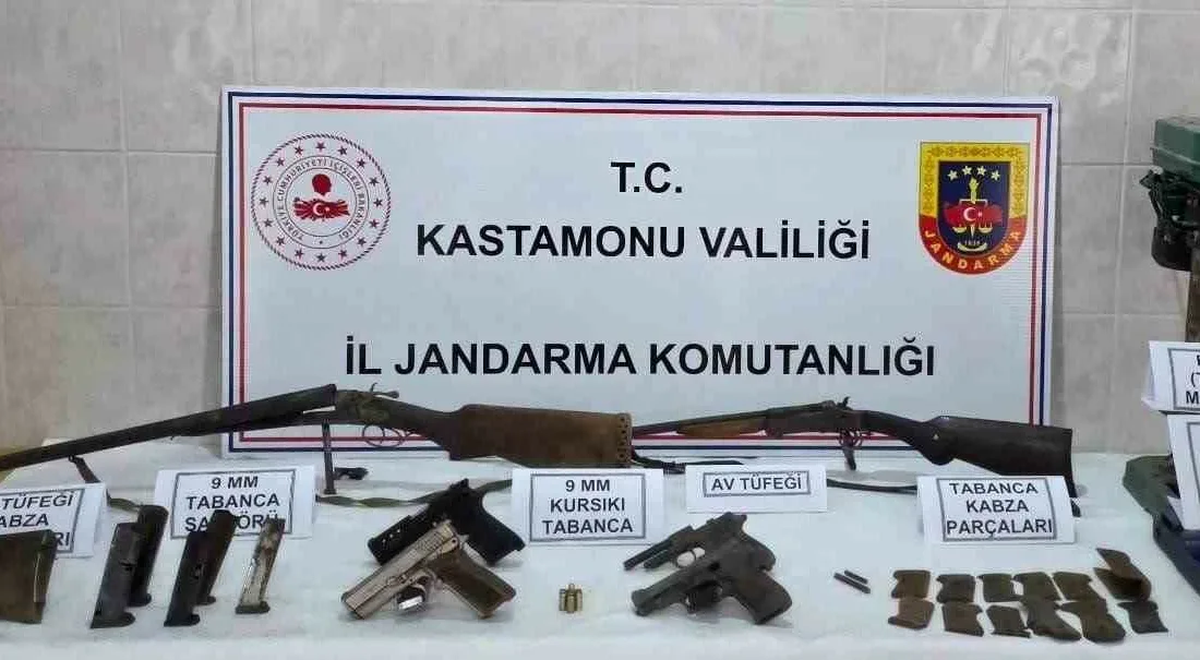 Kastamonu’da jandarma ekiplerince gerçekleştirilen operasyonda 4 adet tabanca, 2 adet