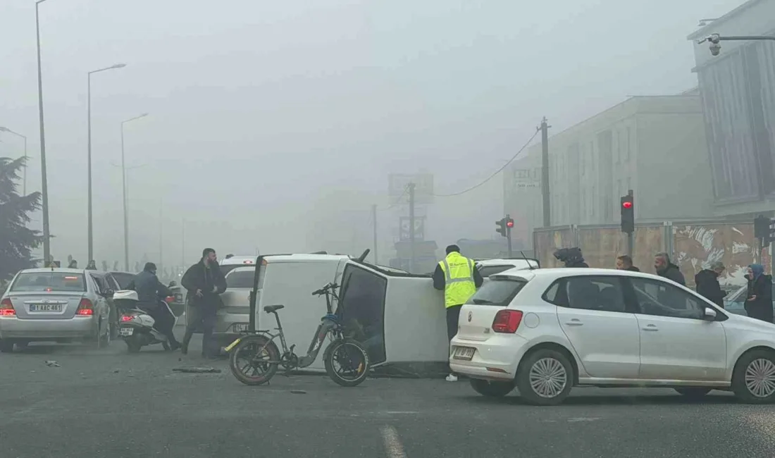 Düzce (İHA) – Düzce’de Karaca Kavşağı’nda iki otomobilin karıştığı trafik