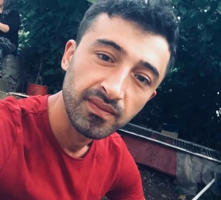 Zonguldak’ın Karadeniz Ereğli ilçesinde işçi servisi ile otomobilin kafa kafaya