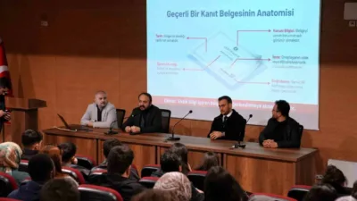 Karabük Üniversitesi’nde (KBÜ) düzenlenen “Öğrenci Buluşmaları” programında öğrencilere akademik ve