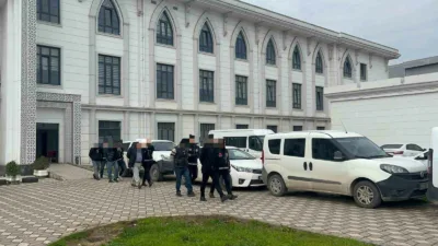 Kocaeli’nin Çayırova ilçesinde bir kişinin evinin önünde tabancayla başından vurularak
