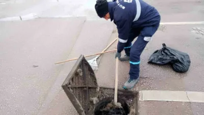 Kocaeli’de belediye ekipleri kent genelinde etkili olan yağışlar nedeniyle yaşanabilecek