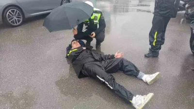 Zonguldak’ın Ereğli ilçesinde meydana gelen trafik kazasında yaralanan motosikletli kurye,