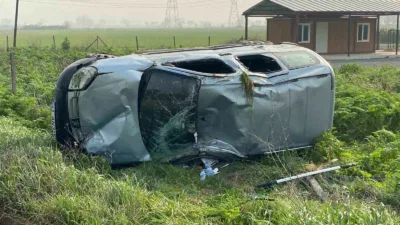 Kocaeli’nin Kartepe ilçesinde kontrolden çıkarak tarlaya uçan hafif ticari aracın