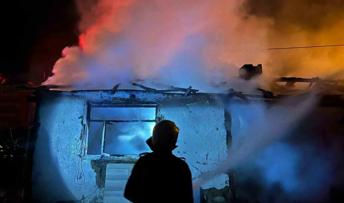 Düzce’de gece saatlerinde kullanılmayan evde çıkan yangın ekiplerin müdahalesi ile
