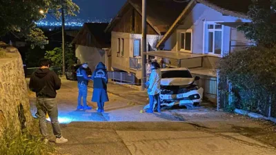 Kocaeli’nin İzmit ilçesinde seyir halindeki otomobilinde silahlı saldırıya uğrayan gencin