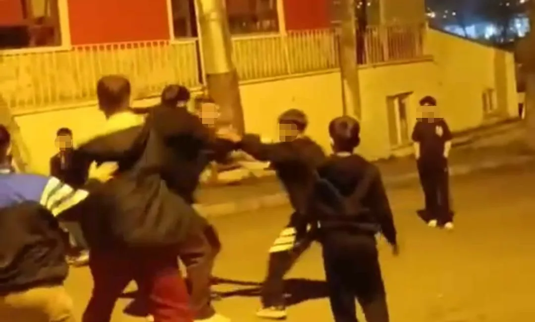 Ankara’da yaşıtları tarafından önü kesilen çocuğun kemer ve sopayla darp