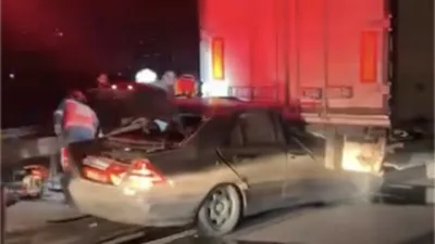 Anadolu Otoyolu Sakarya geçişinde meydana gelen kazada tıra çarpan otomobil