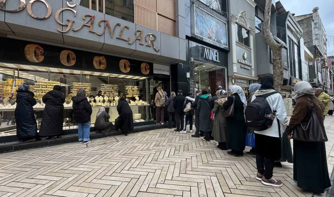 Kocaeli’de altın fiyatlarının gerilemesini fırsat bilen vatandaşlar kuyumcularda uzun kuyruklar