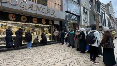 Kocaeli’de altın fiyatlarının gerilemesini fırsat bilen vatandaşlar kuyumcularda uzun kuyruklar