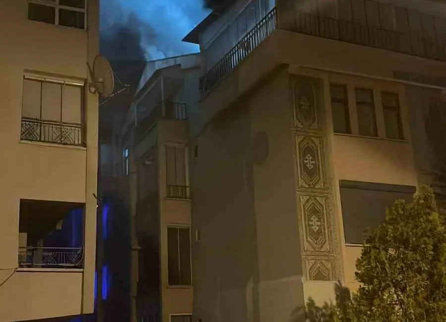 Ankara’nın Polatlı ilçesinde gece saatlerinde çıkan çatı katı yangını mahalle