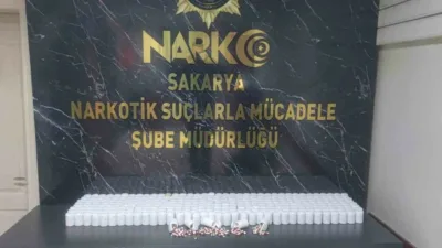 Sakarya’nın Adapazarı ve Erenler ilçesinde polis ekiplerince yapılan uyuşturucu operasyonunda