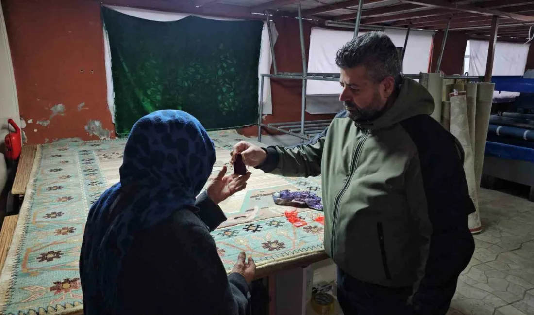 Zonguldak’ta halı yıkama esnafı Adem Akdeniz, yıkamak için müşterisinden teslim