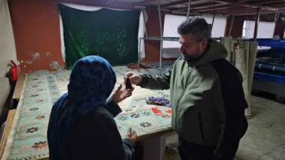 Zonguldak’ta halı yıkama esnafı Adem Akdeniz, yıkamak için müşterisinden teslim