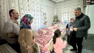 Pursaklar Belediye Başkanı Ertuğrul Çetin, evlerinden çıkamayan hasta vatandaşları yalnız