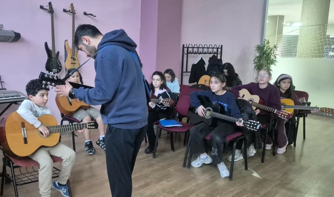 Pursaklar Belediyesi’nin Yaşam Merkezi’nde düzenlendiği müzik kursları, her yaştan vatandaşa