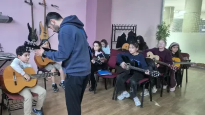 Pursaklar Belediyesi’nin Yaşam Merkezi’nde düzenlendiği müzik kursları, her yaştan vatandaşa