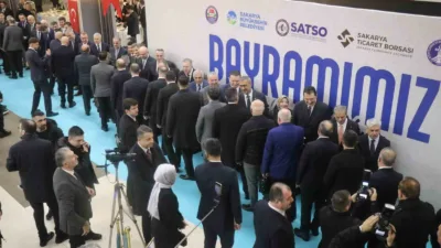Sakarya’da geleneksel bayramlaşma töreni, şehir genelinde etkili olan sağanak yağış