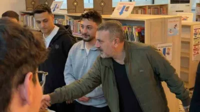 Sincan Belediye Başkanı Murat Ercan, Merkez Millet Kıraathanesi’nde ders çalışan