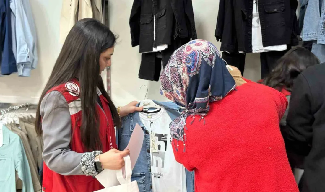 Sincan Belediyesi, ihtiyaç sahibi bin 500 çocuğa bayramlık hediye etti.
