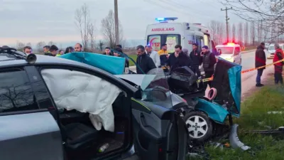 Sakarya’nın Akyazı ilçesinde iftar vakti meydana gelen kazada, bir otomobil