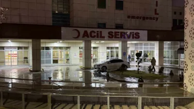 Kocaeli’nin İzmit ilçesinde cadde ortasında bir kişinin tekme ve yumruklarla