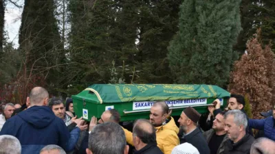 Sakarya’nın Hendek ilçesinde hakimiyetini kaybetmesi sonucu devrilen traktörün altında kalarak