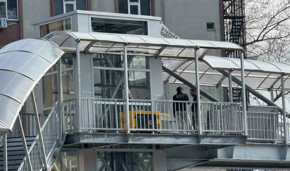 Zonguldak’ta çevre yolundaki üst geçitte asansör montalama işleminde sona gelindi.