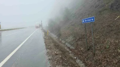 Türkiye’nin önemli geçiş güzergahlarından D-100 Karayolu’nun Bolu Dağı geçişinde yağış