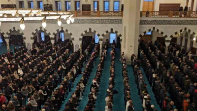 Zonguldak’ta vatandaşlar, Ramazan Bayramı namazını kılmak için kentin sembol ibadethanelerinden