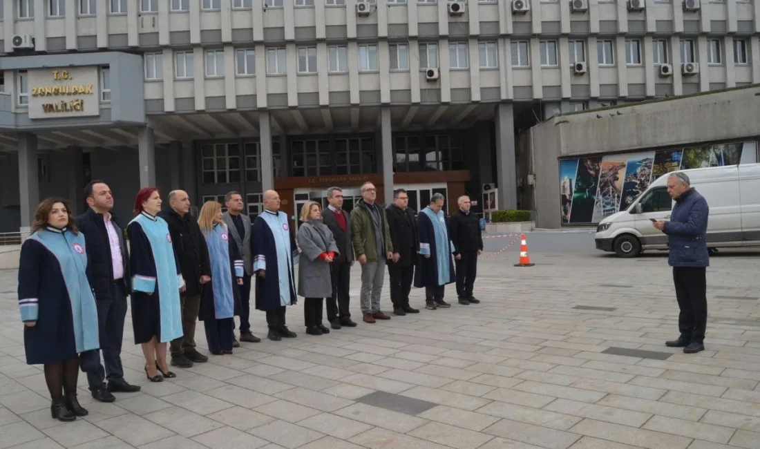 Zonguldak’ta 14 Mart Tıp Bayramı dolayısıyla düzenlenen törende sağlık çalışanları