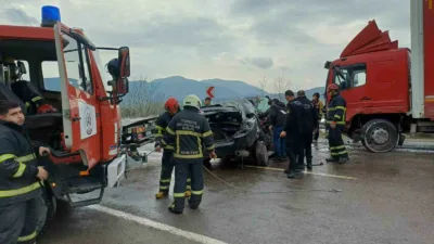 Zonguldak’ta meydana gelen kazada aracıyla kamyona çarpan polis memuru ağır
