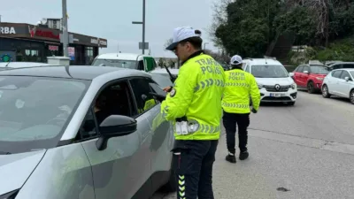 Zonguldak İl Emniyet Müdürlüğü trafik ekipleri tarafından gerçekleştirilen uygulamada, kurallara