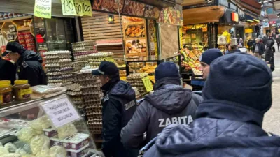 Zonguldak Belediyesi zabıta ekipleri, kent merkezinde yaya geçişlerini engelleyen kaldırım
