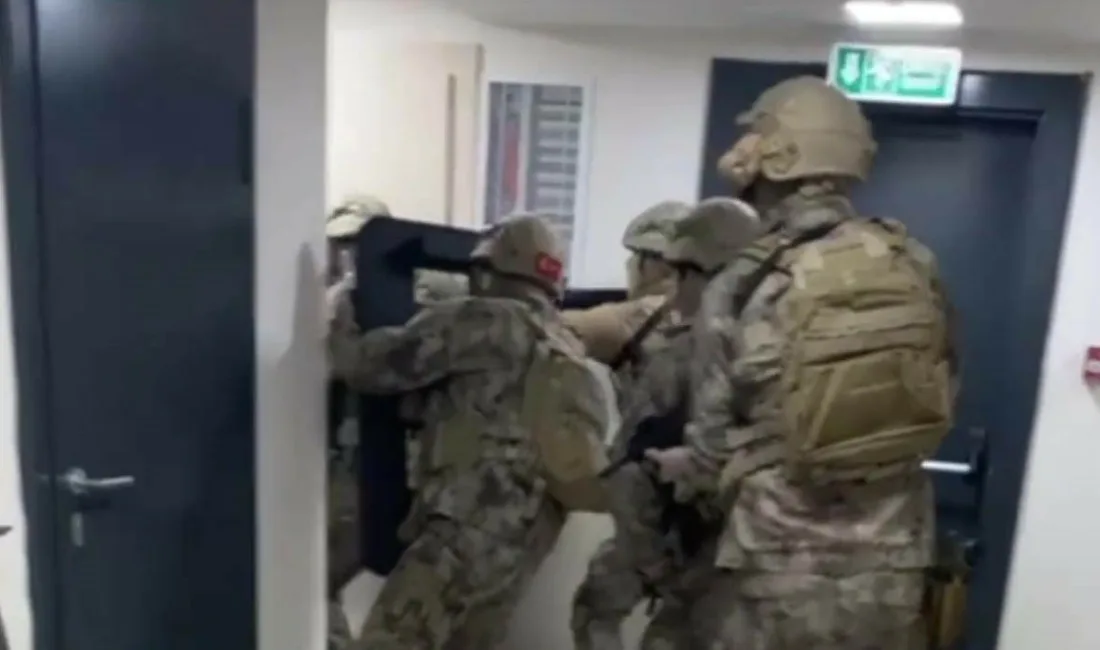 Kocaeli’nin İzmit ilçesinde düzenlenen operasyonda, hakkında 8 ayrı suçtan aranma