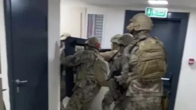 Kocaeli’nin İzmit ilçesinde düzenlenen operasyonda, hakkında 8 ayrı suçtan aranma