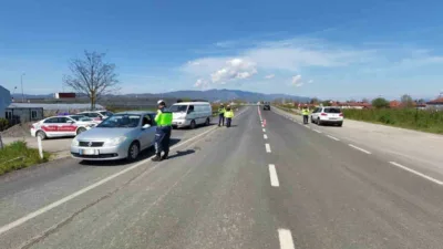 DÜZCE(İHA) – Düzce’de trafik denetimi yapan polis ve jandarma ekipleri