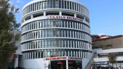 Bolu Belediyesi’nde 3 belediye başkan yardımcısının farklı suçlardan tutuklanarak cezaevine