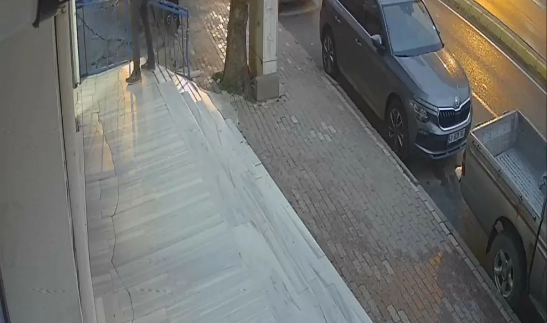 Kocaeli’nin Gebze ilçesinde bir otomobil, hafif ticari araca ve park