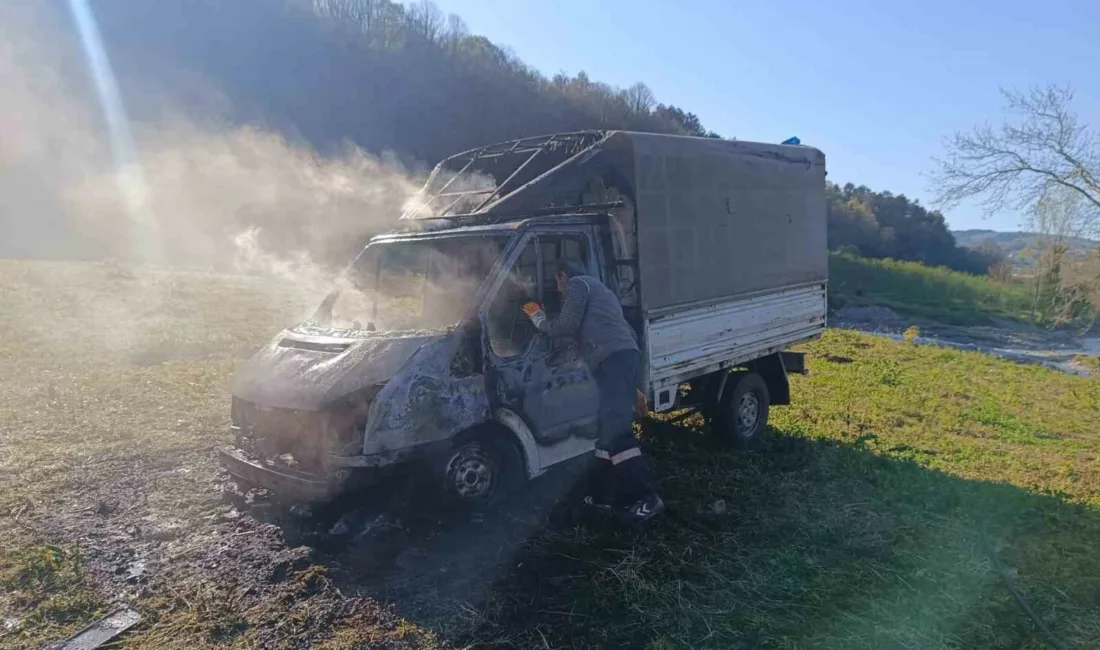 Zonguldak’ın Alaplı ilçesinde seyir halindeki kamyonetin motor kısmında çıkan yangın,