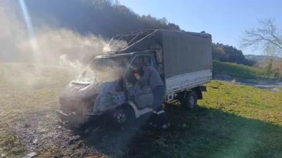 Zonguldak’ın Alaplı ilçesinde seyir halindeki kamyonetin motor kısmında çıkan yangın,
